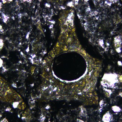 Tiny volcanic fragment from meteorite site in Canada 